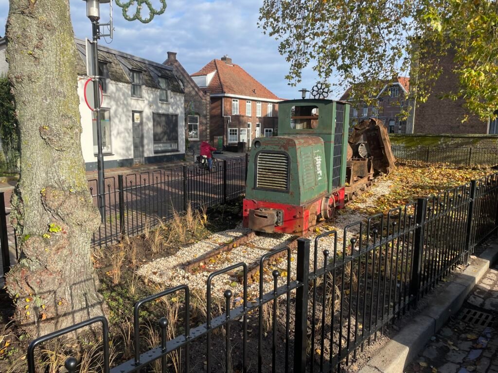 Loc met nieuwe hekwerk er om heen.